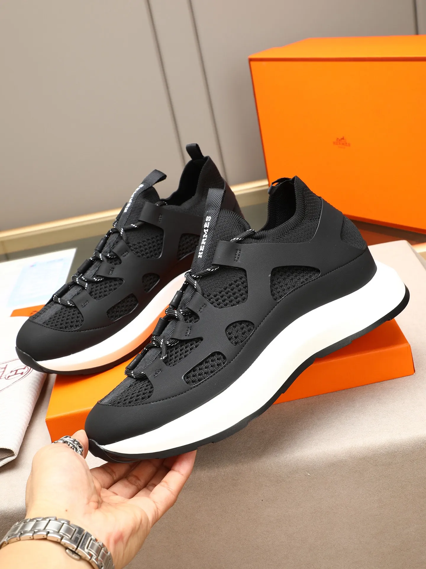 Men's shoes💰580 HERMES/Hermès men's rest sneakers! -High-end quality original casual sports shoes -Upper: high nappa calfskin, forging technology, knitted fabric, shoe brand webbing, injection molded brand logo -Inner: foot pad; water-dyed cowhide -Outsole: ultra-light TPU·rubber; two-color molded outsole -Ultra-high quality control·fine workmanship: highlighted (high-end·luxury·grade) Size: 38-39-40-41-42-43-44 (45 can be customized)